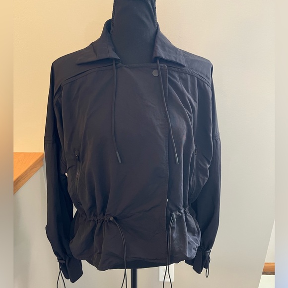 Athleta Acadia black lightweight travel work rain jacket. Snap closure. Medium - Picture 2 of 16